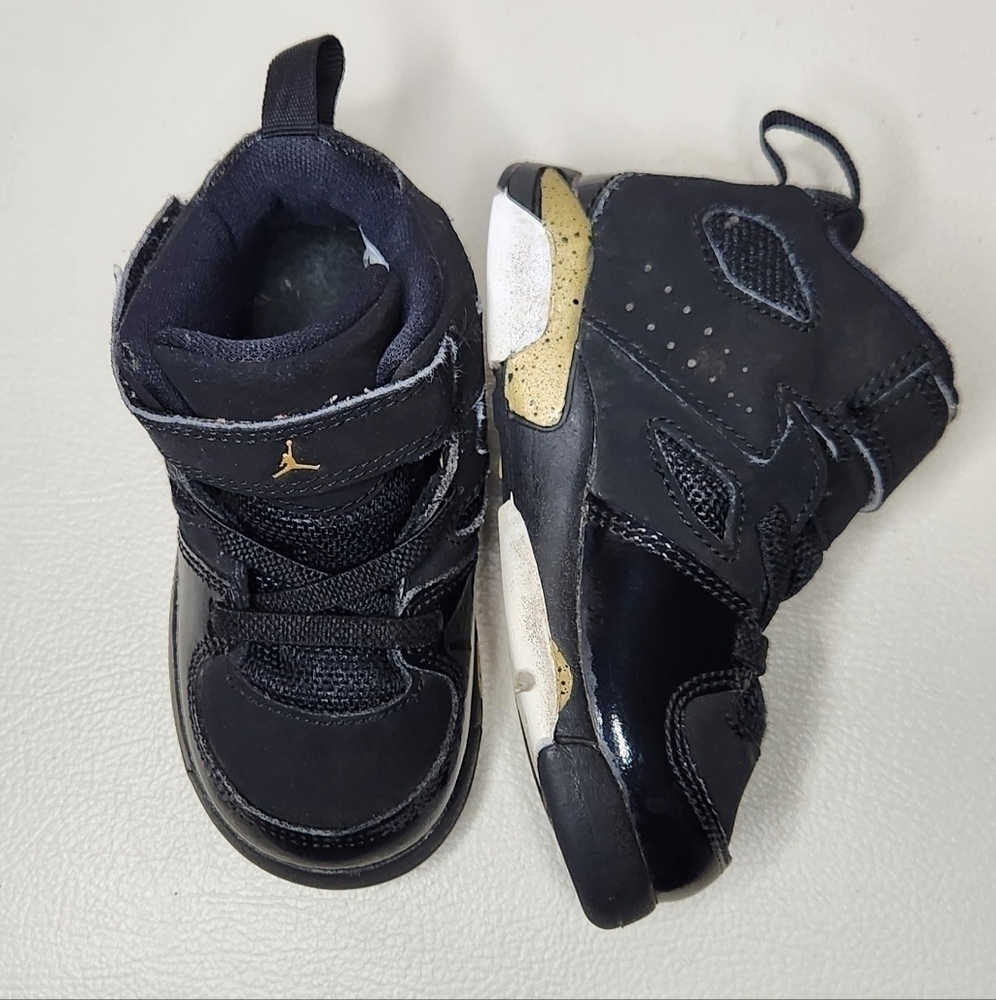 Jordan sneakers for little boys size 6C.  black and gold colors  velcro clousure
